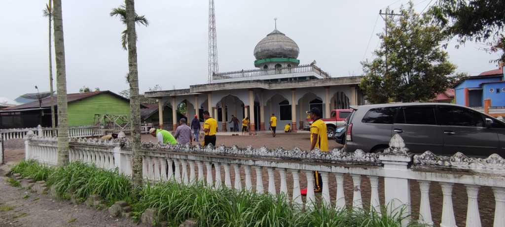 Kegiatan Gotoroyong Pembersihan Pekarangan Masjid Beserta Anggota Kepolisian Kapolres